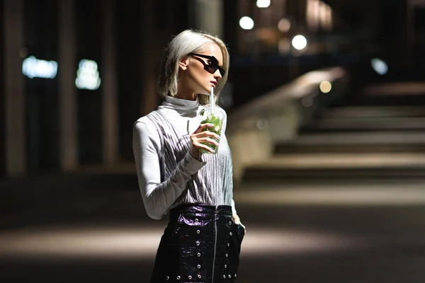 Привлекательная Молодая Женщина Мохито Пластиковой Чашке Темной Улице — стоковое фото