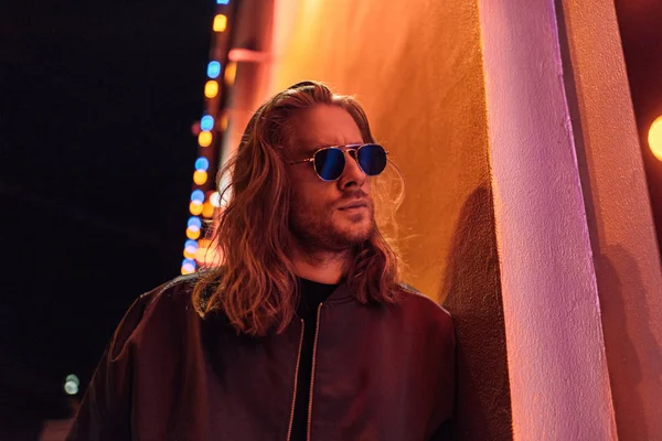 재킷과 선글라스 거리에 매력적인 — 스톡 사진