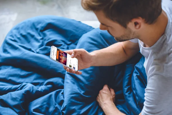 Selective Focus Young Man Bed Using Smartphone Soundcloud Screen — Stock Photo, Image