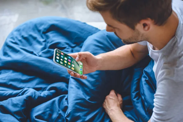 Foco Seletivo Jovem Usando Iphone Sua Cama Casa — Fotografia de Stock