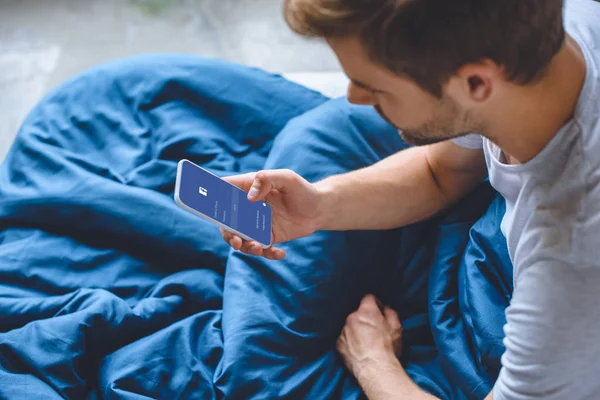 Selektiver Fokus Eines Jungen Mannes Bett Mittels Smartphone Mit Facebook — Stockfoto