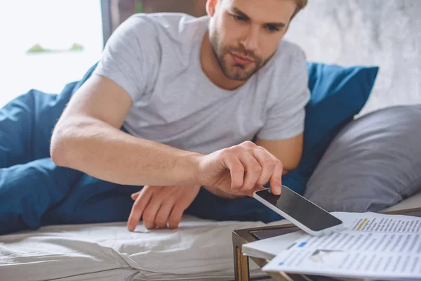 Enfoque Selectivo Hombre Joven Cama Teniendo Teléfono Inteligente Con Pantalla —  Fotos de Stock