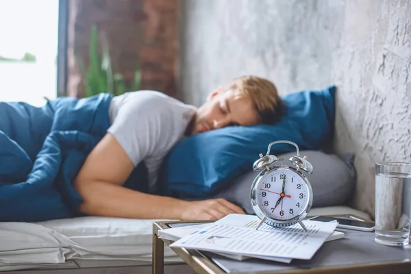 Selectieve Aandacht Voor Wekker Slapende Man Bed Achter — Stockfoto