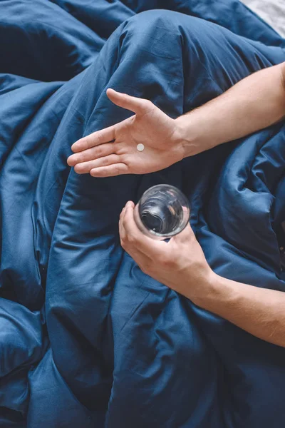 Imagen Recortada Hombre Joven Con Dolor Cabeza Celebración Píldora Vaso — Foto de Stock