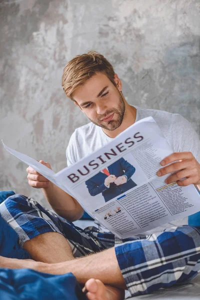 Joven Guapo Leyendo Periódico Negocios Cama Durante Mañana Casa — Foto de stock gratis