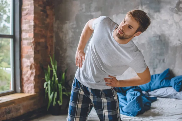 若い男の家で朝の時間の間に物理的な運動を行う — ストック写真