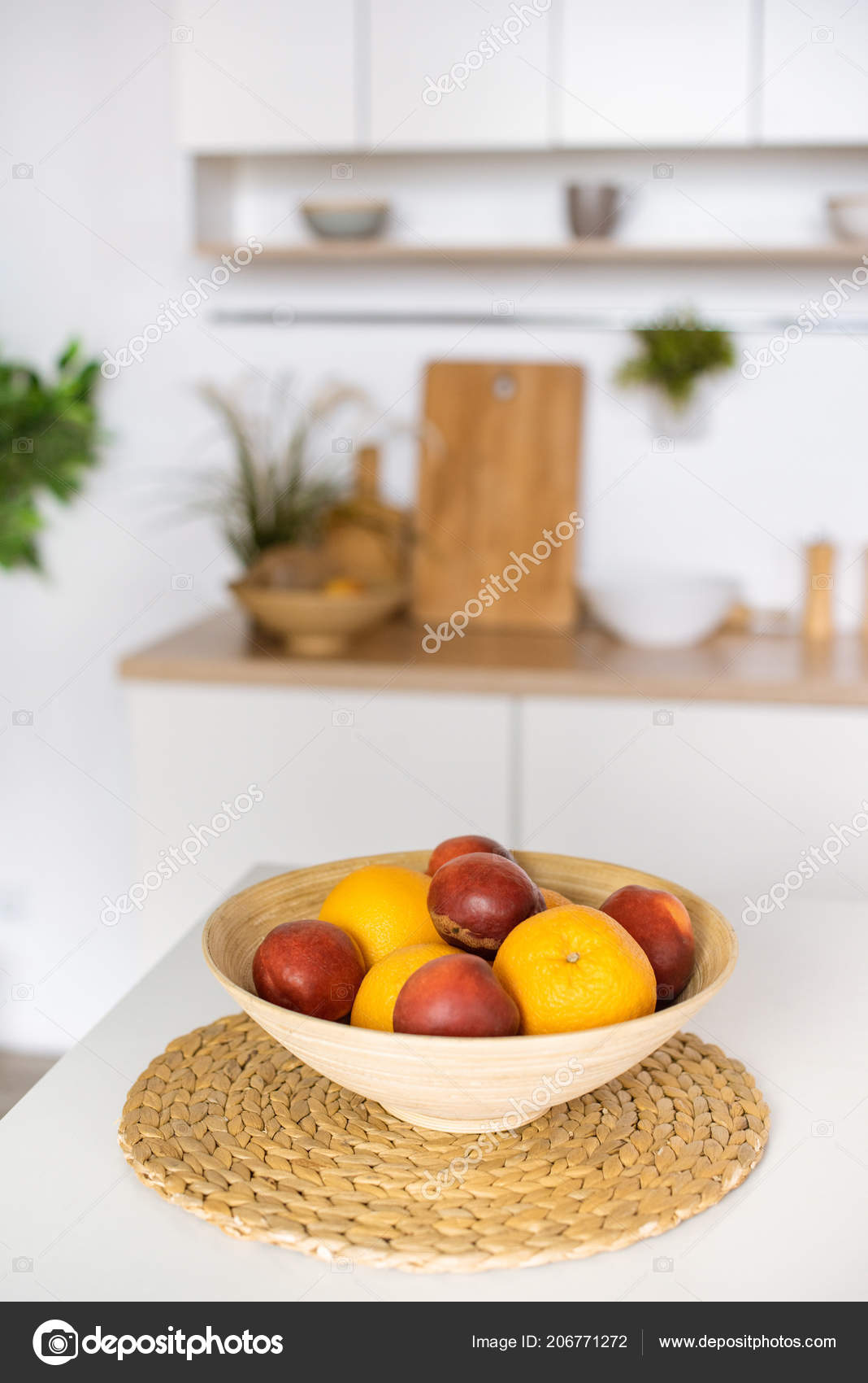 Vedere Aproape Portocale Prune Castron Masa Bucătărie ⬇ Fotografie de stoc,  imagine realizată de © VitalikRadko #206771272