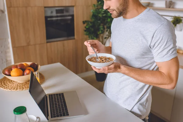 Beskurna Bilden Mannen Äta Flingor Med Mjölk Frukost Och Tittar — Stockfoto