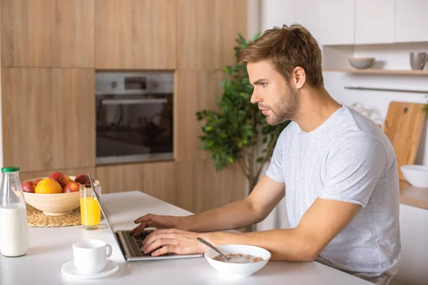 Jovem Focado Usando Laptop Mesa Cozinha Com Café Manhã — Fotografia de Stock