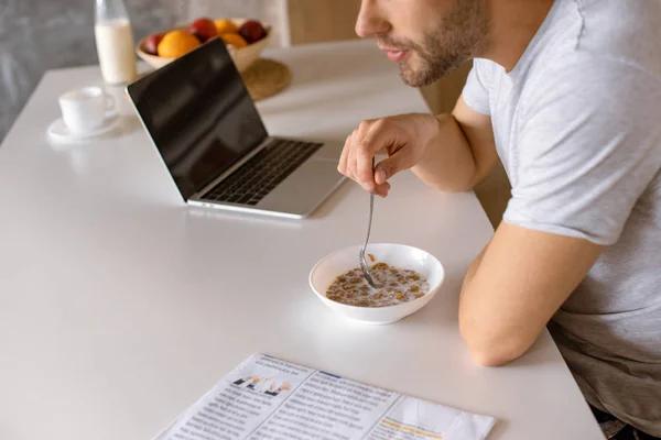 Cropped Image Man Eating Flakes Milk Breakfast Kitchen Table Laptop — Free Stock Photo