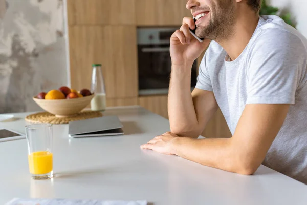 Imagen Recortada Del Hombre Sonriente Hablando Teléfono Inteligente Mesa Cocina — Foto de Stock