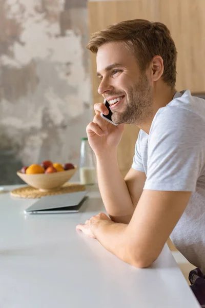 Fokus Selektif Pemuda Bahagia Berbicara Smartphone Meja Dapur — Foto Stok Gratis