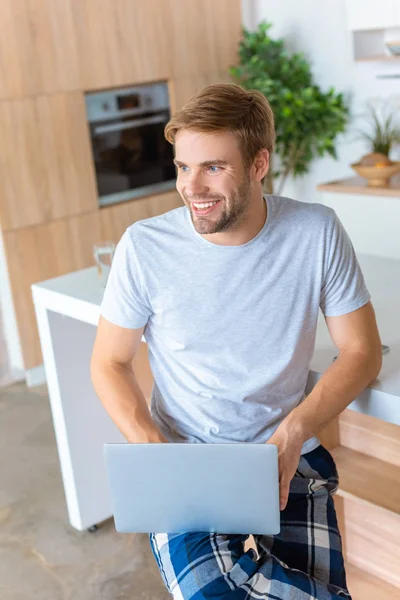 Homem Bonito Feliz Usando Laptop Cozinha — Fotografia de Stock Grátis