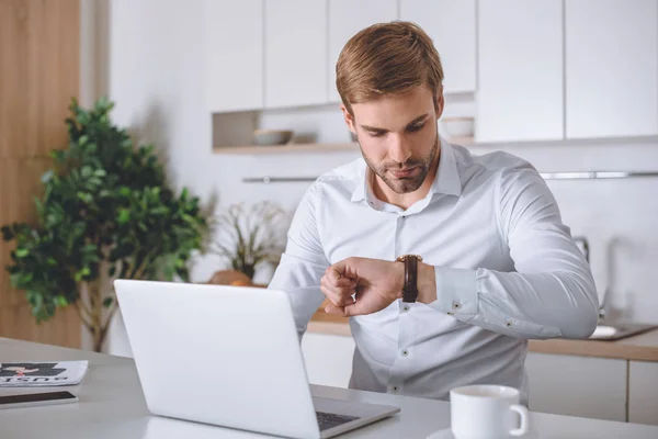 Tânăr Afaceri Care Uită Ceas Mână Masa Bucătărie Laptop Cafea — Fotografie, imagine de stoc