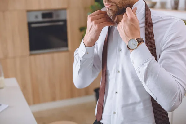 Imagen Recortada Hombre Negocios Con Reloj Pulsera Atando Corbata Casa — Foto de stock gratis