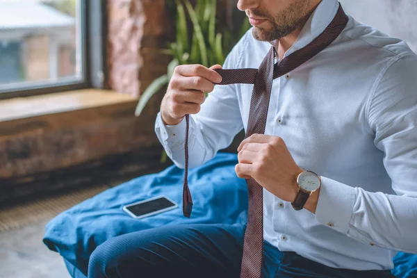 Imagen Recortada Hombre Negocios Camisa Blanca Corbata Dormitorio Casa — Foto de Stock