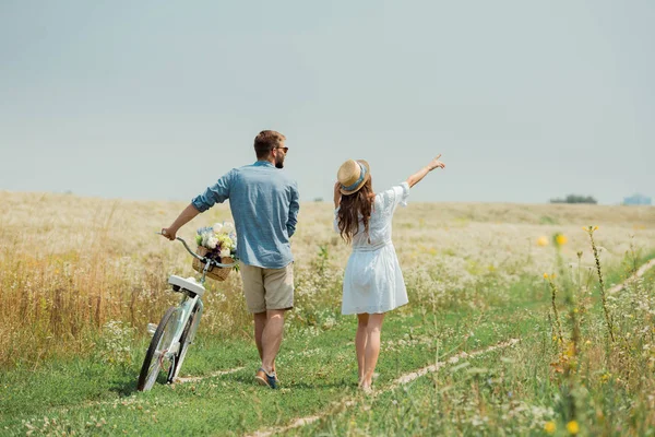 Rückansicht Von Paar Mit Retro Fahrrad Sommerfeld Mit Wildblumen — Stockfoto