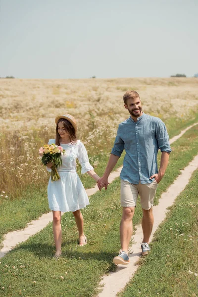 Mujer Vestido Blanco Con Ramo Flores Silvestres Caminando Junto Con — Foto de Stock