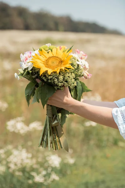 Beskuren Bild Kvinna Med Bukett Vilda Blommor Fältet — Stockfoto