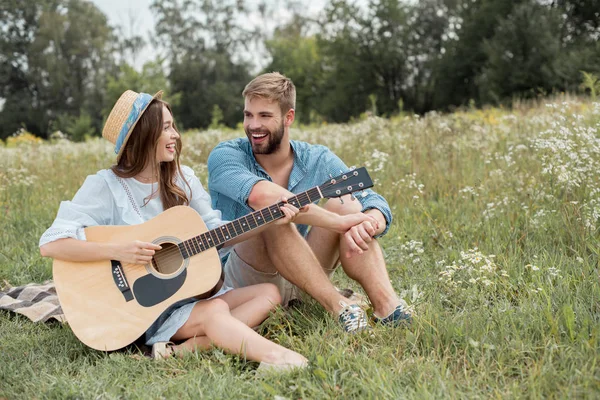 Χαρούμενη Γυναίκα Παίζει Ακουστική Κιθάρα Στο Φίλο Καλοκαίρι Κατατίθεται — Φωτογραφία Αρχείου