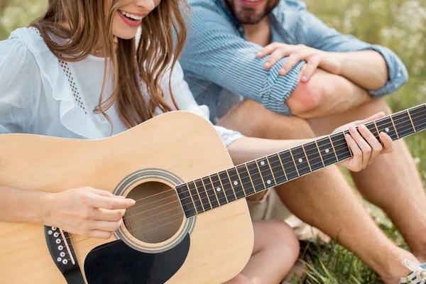 Visão Parcial Mulher Sorridente Tocando Guitarra Acústica Para Namorado Verão — Fotografia de Stock Grátis