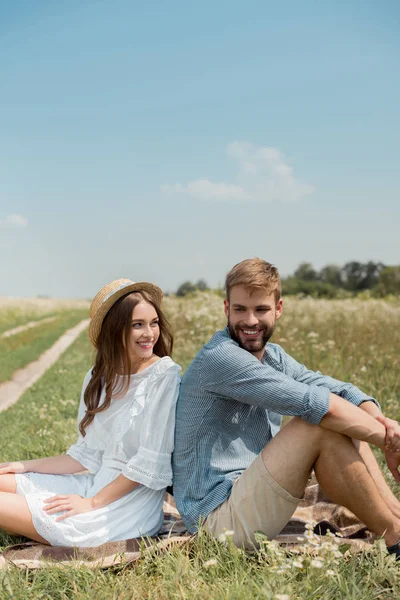 Young Couple Resting Back Back Blanket Field Wild Flowers Summer — Stock Photo, Image