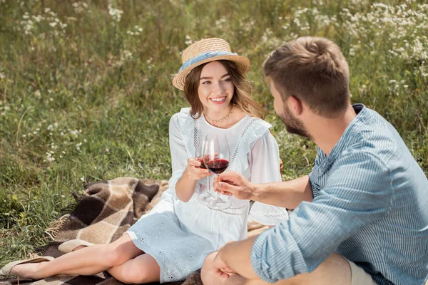 Casal Sorrindo Copos Clinking Vinho Tinto Campo Verão — Fotografia de Stock