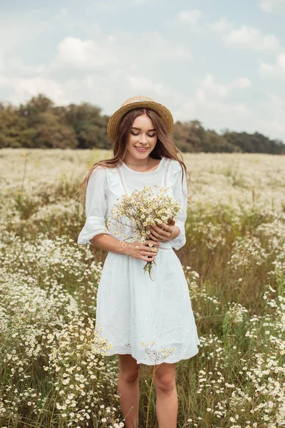 Portrait Jolie Femme Robe Blanche Avec Bouquet Fleurs Camomille Sauvage — Photo