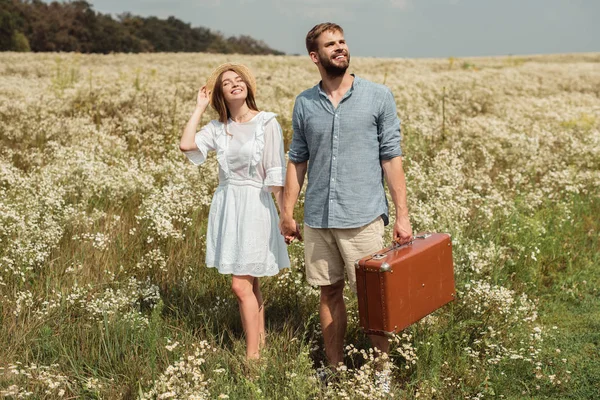 Happy Couple Retro Suitcase Holding Hands While Standing Field Wild — Stock Photo, Image