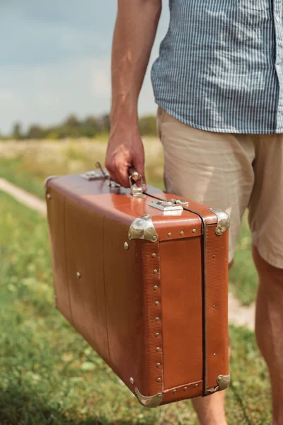 Cropped Shot Man Holding Retro Suitcase Filed Wild Flowers Summer — Free Stock Photo