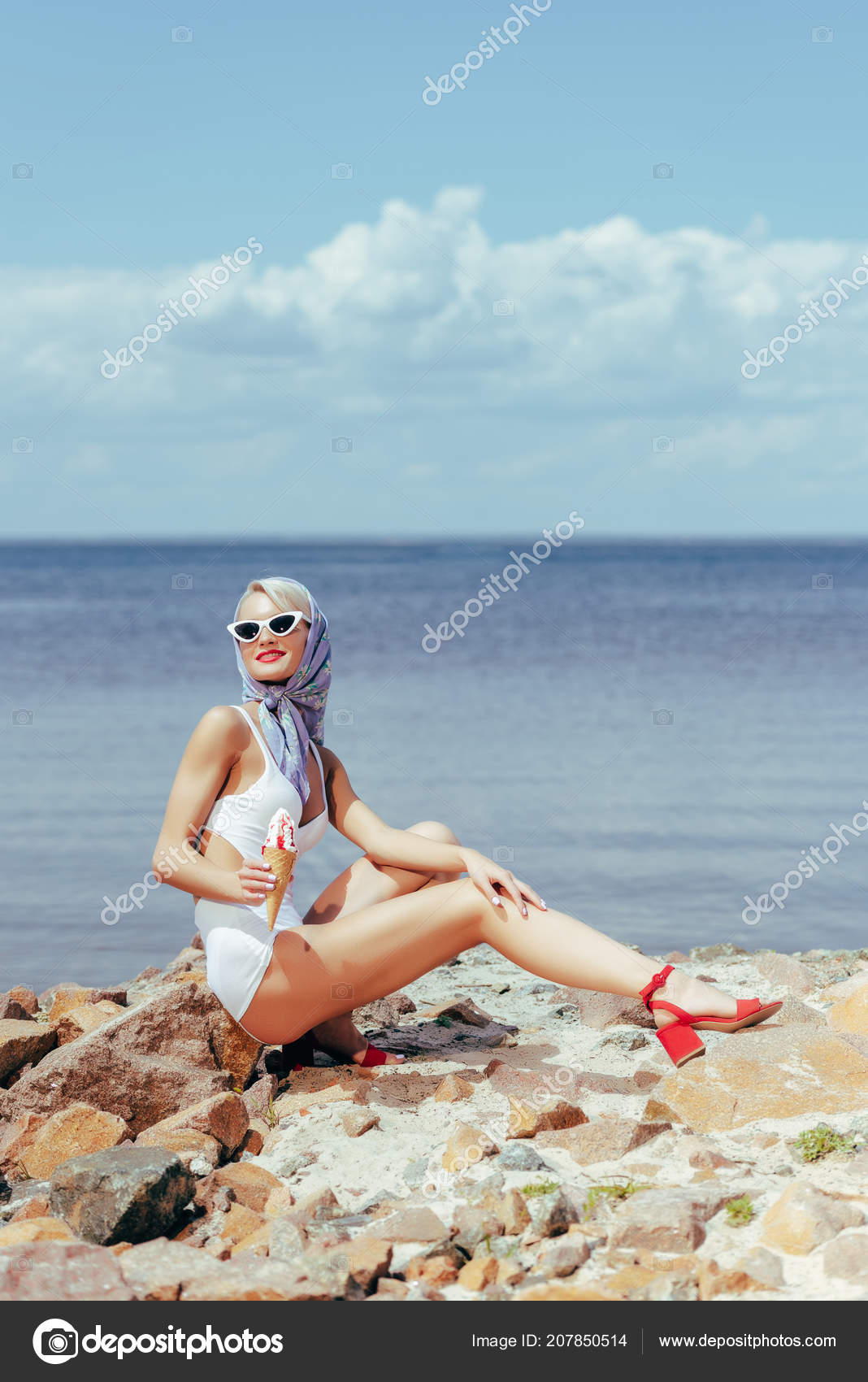 Ретро в купальнике Элегантная Женщина Ретро Купальнике Держит Мороженое Позирует Скалистом Пляже Море — Стоковое фото © VitalikRadko #207850514