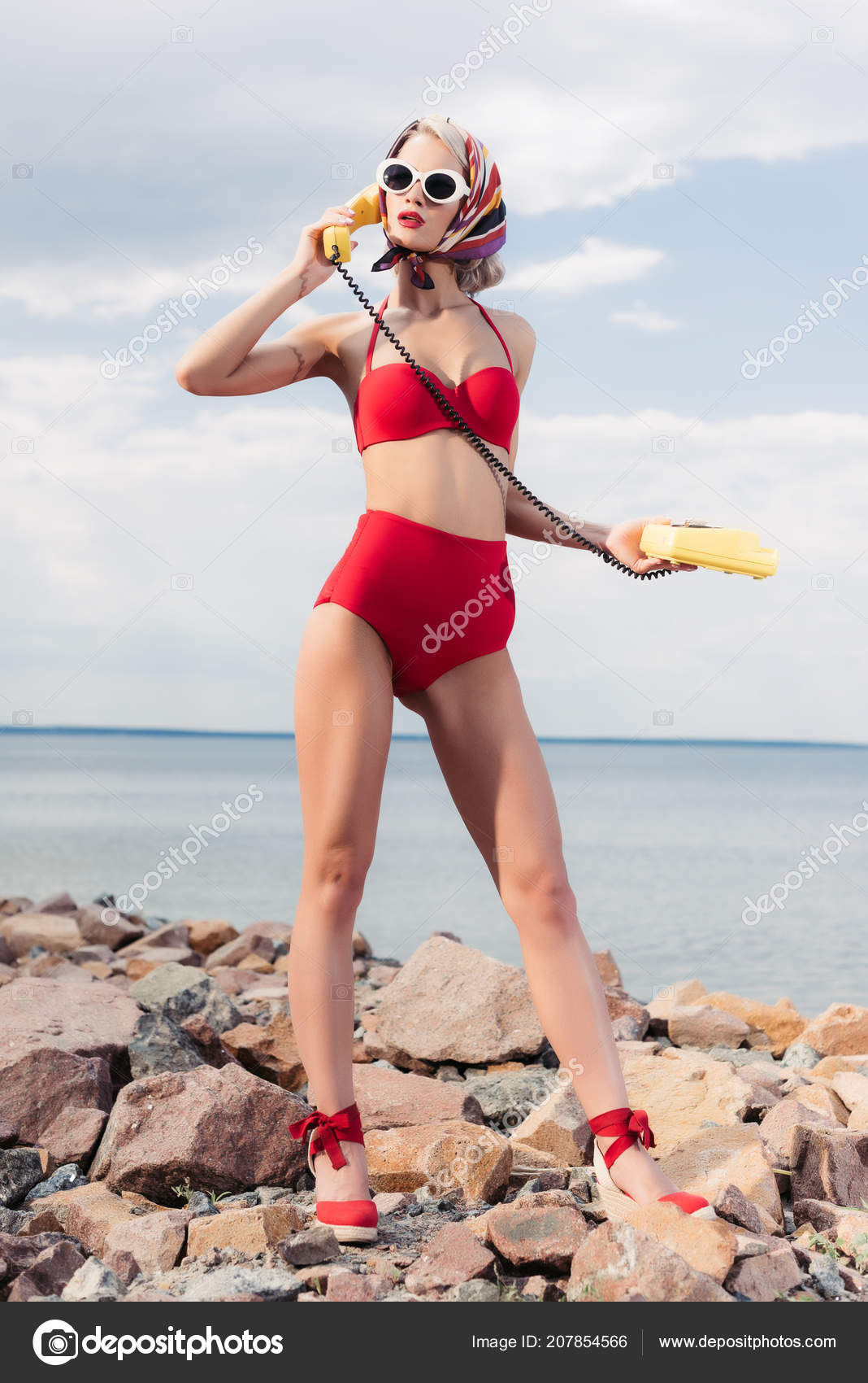 Mujer Con Estilo Bikini Rojo Bufanda Hablando Teléfono Rotatorio - Foto de stock gratis © #207854566