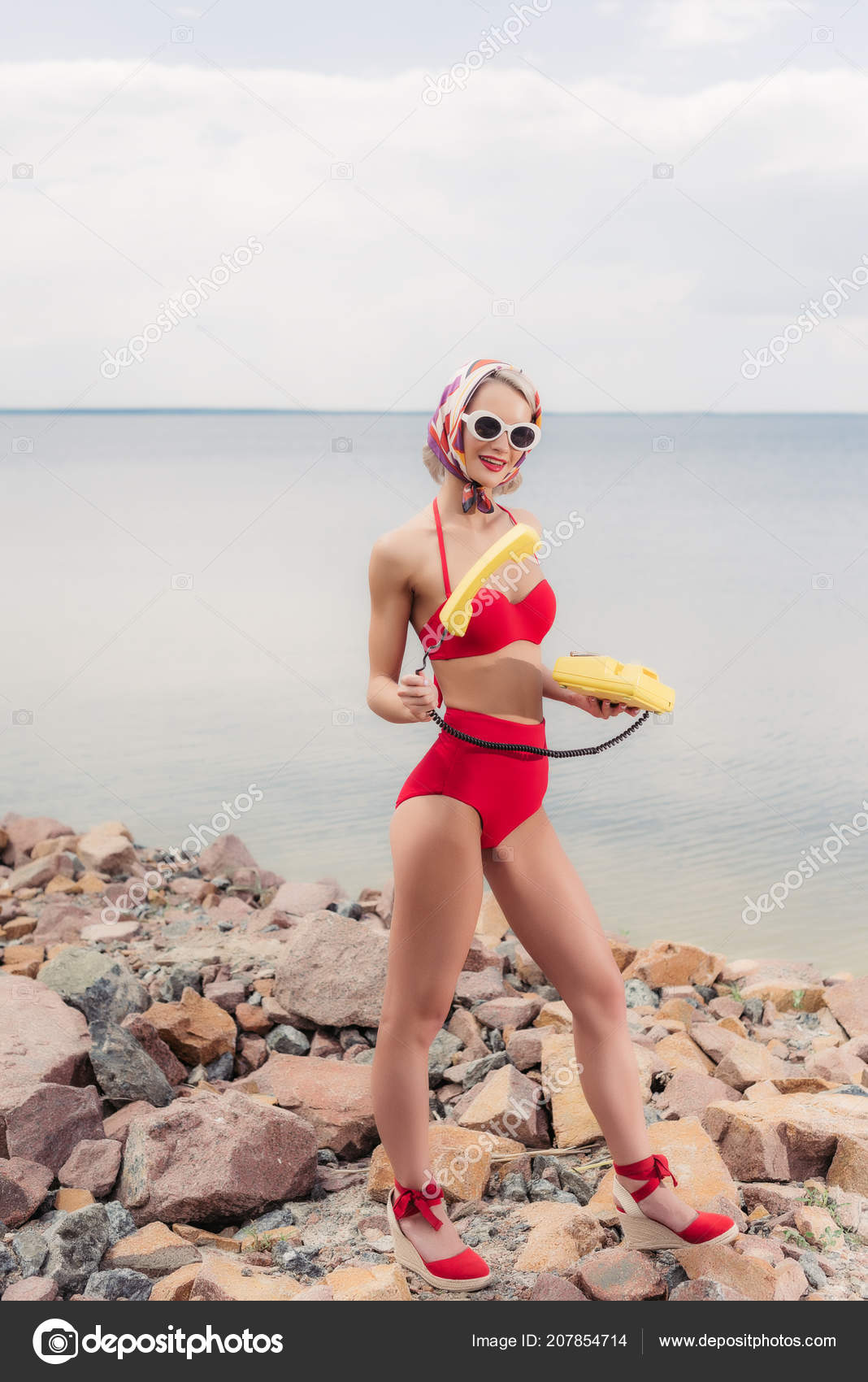 Atractiva Mujer Bikini Vintage Rojo Posando Teléfono Rotatorio Amarillo - Foto stock gratis © #207854714