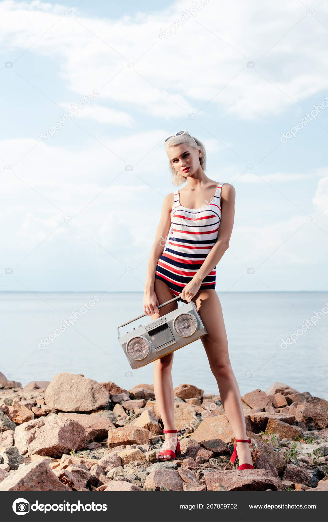 Rudyard Kipling dueño relajarse Hermosa Mujer Traje Baño Posando Con Boombox Vintage Playa Rocosa - Foto de  stock gratis © VitalikRadko #207859702