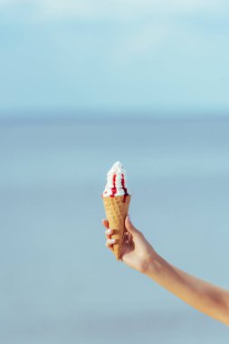 tatlı dondurma waffle koni ile el görünümünü kırpılmış