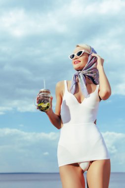 çekici kız beyaz vintage mayo mason kavanoza kokteyl ile tutarak