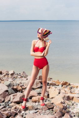 kırmızı bikini ve kayalık plaj şık eşarp poz güzel kız