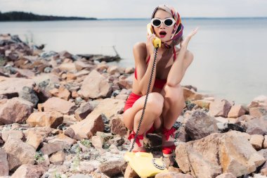 kırmızı bikini ve ipek eşarp vintage döner telefonla konuşmak güzel şok kadın