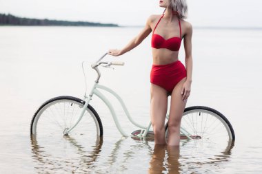 su bisikleti ile poz kırmızı bikini kız görünümünü kırpılmış