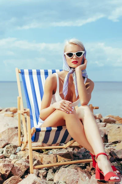 Mooi Meisje Stijlvolle Zonnebril Ontspannen Strandstoel Rotsachtige Kust — Stockfoto