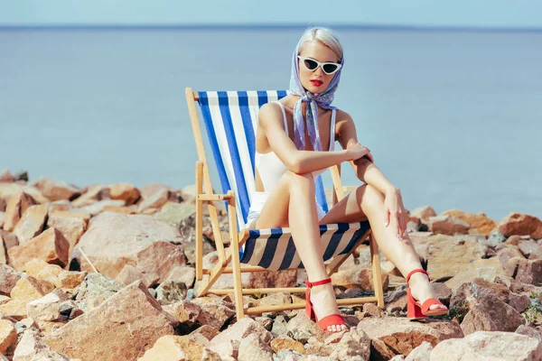 Elegante Menina Moda Maiô Vintage Sentado Cadeira Praia Costa Rochosa — Fotografia de Stock