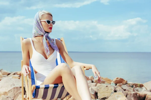 Attraktive Stilvolle Mädchen Vintage Badeanzug Und Seidenschal Entspannen Strandkorb Felsigen — Stockfoto