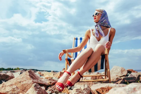 Jonge Modieuze Vrouw Vintage Badpak Rusten Strandstoel Rotsachtige Kust — Stockfoto