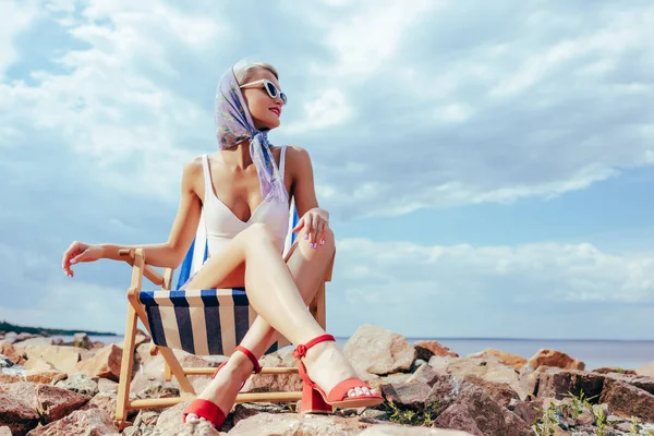 Mujer Elegante Traje Baño Retro Sentado Silla Playa Orilla Rocosa — Foto de Stock