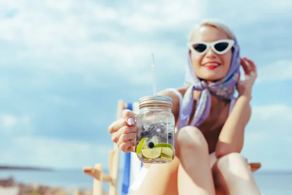 Selective Focus Smiling Girl Holding Mason Jar Fresh Lemonade — Free Stock Photo
