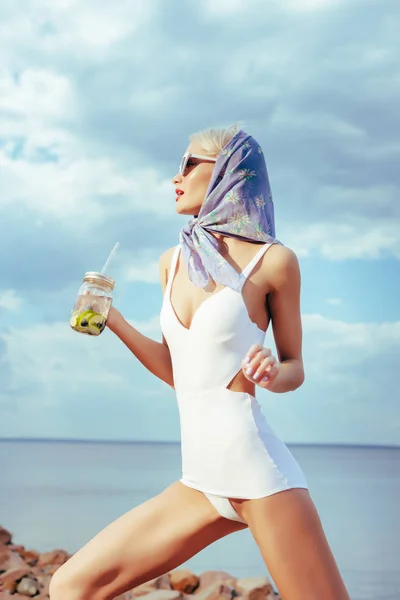 Junge Elegante Frau Weißen Vintage Badeanzug Und Seidentuch Mit Einmachglas — kostenloses Stockfoto