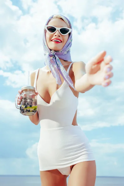 Selektiver Fokus Der Schönen Glücklichen Frau Weißen Vintage Badeanzug Gestikuliert — kostenloses Stockfoto