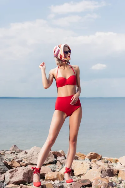 Elegant Model Posing Red Bikini Silk Scarf Rocky Beach Sea — Free Stock Photo