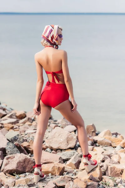 Back View Stylish Girl Posing Red Bikini Rocky Beach — Free Stock Photo