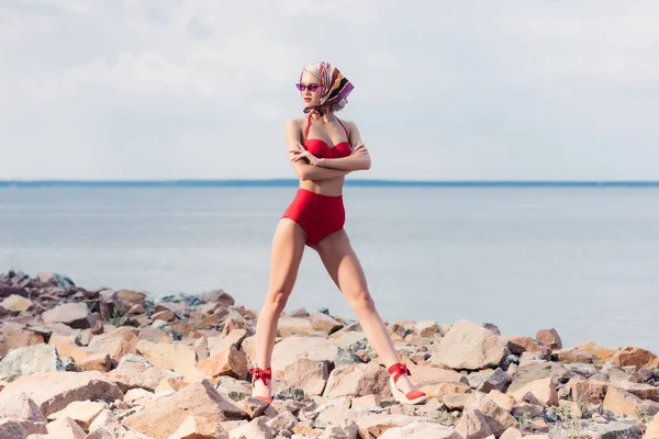 Стройная Стильная Девушка Позирует Винтажном Красном Бикини Скалистом Пляже — стоковое фото